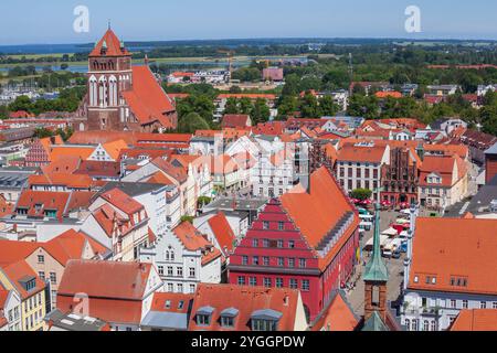 Blick vom Dom auf den Greifswalder Marktplatz mit Marienkirche und Rathaus, Greifswald, Mecklenburg-Vorpommern, Deutschland, Europa Stockfoto