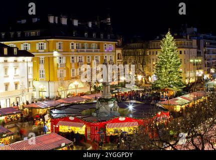 Weihnachtsmarkt in Bozen mit Lichtern und Dekorationen Stockfoto