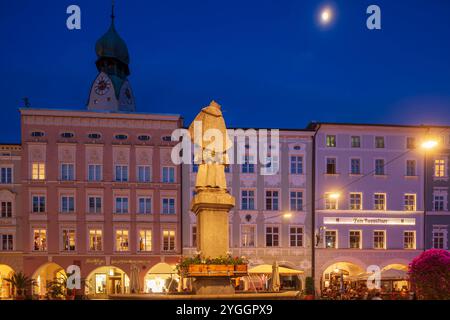 Max-Josefs-Platz, historische Wohn- und Geschäftshäuser in der Abenddämmerung, Rosenheim, Oberbayern, Bayern, Deutschland, Europa Stockfoto