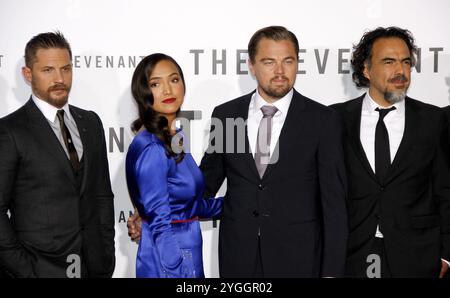 HOLLYWOOD, Kalifornien – Grace Dove, Alejandro Gonzalez Inarritu, Leonardo DiCaprio und Tom Hardy bei der Premiere von „The Revenant“ in Los Angeles, die am 16. Dezember 2015 im TCL Chinese Theatre in Hollywood, USA, stattfindet. Stockfoto
