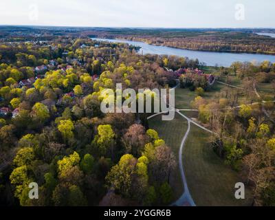 Wunderschöner Blick aus der Vogelperspektive auf Schloss Cecilienhof im Neuen Garten und Jungfernsee in Potsdam, Deutschland Stockfoto