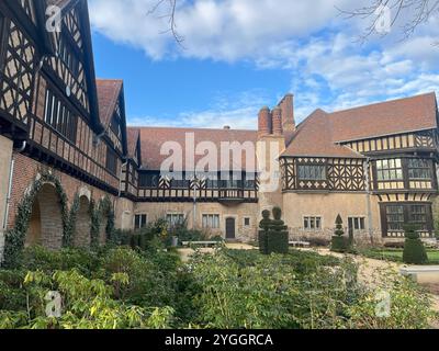 Blick von außen auf Schloss Cecilienhof mit seiner Tudor-Architektur und wunderschönen Umgebung Stockfoto