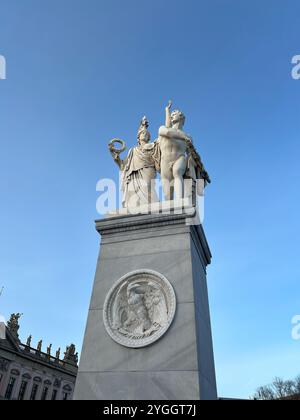 Berlin - die Skulptur auf der Schlossbrücke - Athena führt den jungen Krieger in den Kampf (Pallas Athene führt den jungen Krieger in den Kampf) vorbei Stockfoto