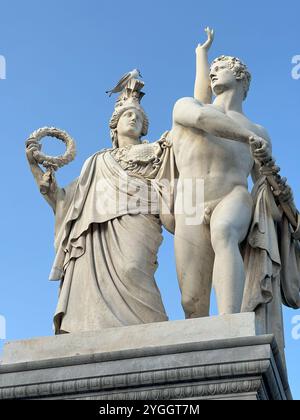 Berlin - die Skulptur auf der Schlossbrücke - Athena führt den jungen Krieger in den Kampf (Pallas Athene führt den jungen Krieger in den Kampf) vorbei Stockfoto