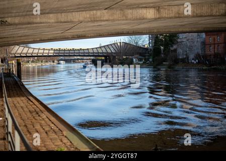 Die Spandau Uferpromenade in Berlin bietet malerische Ausblicke entlang des Flusses mit bezaubernden Promenaden, üppigem Grün und einer lebhaften Atmosphäre zum Entspannen Stockfoto