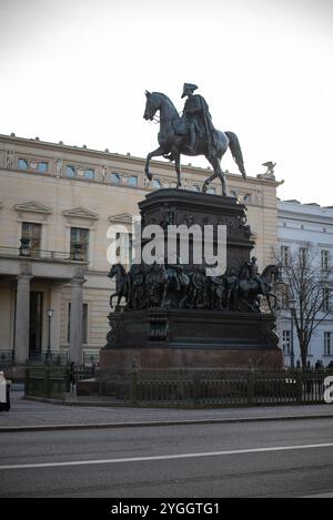 Die Reiterstatue Friedrichs des Großen in Berlin zeigt das Vermächtnis des preußischen Königs und fängt seine herrschende Präsenz in einem atemberaubenden Bronzesc ein Stockfoto