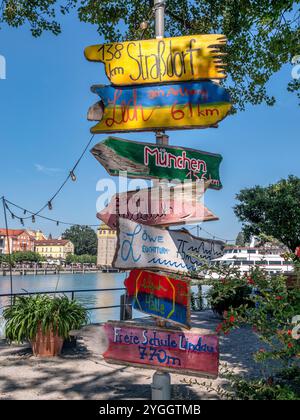 Farbige Schilder am Hafen von Lindau am Bodensee, Schwaben, Bayern, Deutschland, Europa Stockfoto