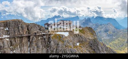 Ein wunderschöner Blick auf die Lagazuoi Hütte und die Belluno Dolomiten. Der freitragende Gang bietet wirklich einzigartige Ausblicke. Europa, Italien, Venetien, Belluno Stockfoto