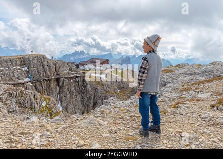 Kleiner junger Alpensoldat, der die Dolomiten beobachtet. Europa, Italien, Venetien, Provinz Belluno, Cortina d'Ampezzo Stockfoto