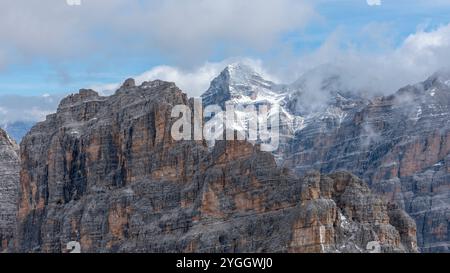 Dolomitgipfel, du liebst sie, du beobachtest sie und sie bleiben in den Herzen derer, die die Berge lieben. Europa, Italien, Venetien, Provinz Belluno Stockfoto