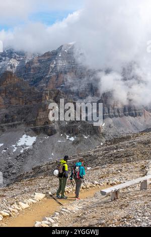 Tofana di Rozes ist versteckt zwischen den Wolken, aber die Landschaft bleibt eine ausgezeichnete Erinnerung für Wanderer. Europa, Italien, Venetien, Provinz Belluno, Cortina Stockfoto