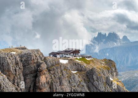 Das Rifugio Lagazuoi und die Croda da da Lago sind Symbole der Belluno-Dolomiten. Europa, Italien, Venetien, Provinz Belluno, Cortina d'Ampezzo Stockfoto