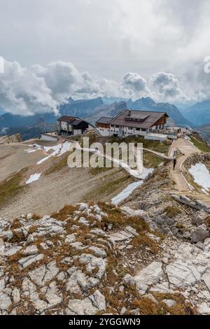 Das Schutzgebiet Lagazuoi auf dem kleinen Berg Lagazuoi am Falzarego-Pass. Europa, Italien, Venetien, Provinz Belluno, Cortina d'Ampezzo Stockfoto