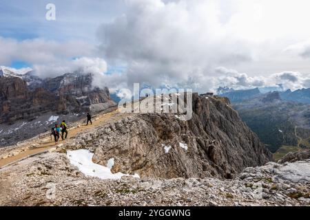 Wanderer, die vom Gipfel des Mount Piccolo Lagazuoi zurückkehren. Europa, Italien, Venetien, Provinz Belluno, Cortina d'Ampezzo. Stockfoto