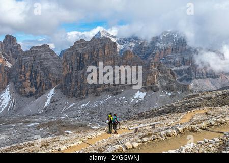 Zwei Wanderer auf dem Weg, der von der Spitze des Piccolo Lagazuoi zur Schutzhütte Lagazuoi führt. Bewundern Sie die Fanes-Gruppe und Tofane di Rosez. Europa, Italien, V Stockfoto