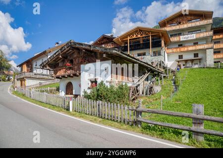 Slingia, moderne Gebäude und die alte Mühle im kleinen Ortsteil Mals im Vinschgau, autonomer Provinz Bo Stockfoto