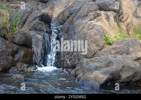 Das ruhige Wasser des Muthirapuzha River schlängelt sich durch die malerischen Hügel von Munnar, Kerala Stockfoto