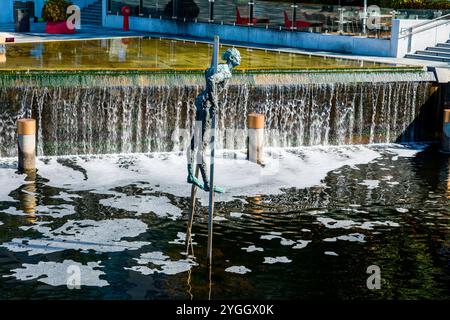 Mann auf Stelzen im Wasser in Aker Brygge, Oslo, Norwegen Stockfoto