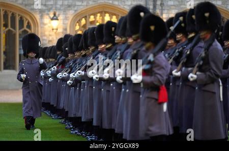 Mitglieder des 1. Bataillons Welsh Guards führen eine Ehrenwache für König Abdullah II. Von Jordanien auf Windsor Castle in Berkshire auf, während er das Jahr seines silbernen Jubiläums begeht. Bilddatum: Donnerstag, 7. November 2024. Stockfoto