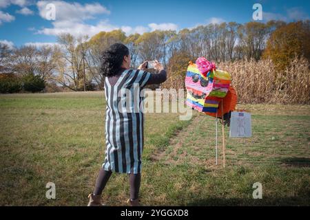 Eine mexikanische Amerikanerin fotografiert eine Pinata, die sie für die Feierlichkeiten zum Tag der Toten auf der Cultivar Farm in Red Hook New York entwarf. Stockfoto