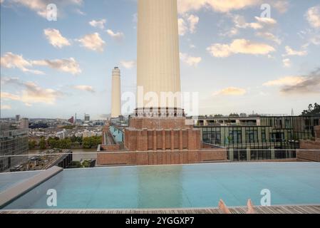 Großbritannien, England, London City, Battersea Power Station, Joia Bar und Dachterrasse, Kamine, Pink Floyd Cover der LP 'Animals', Pool Stockfoto