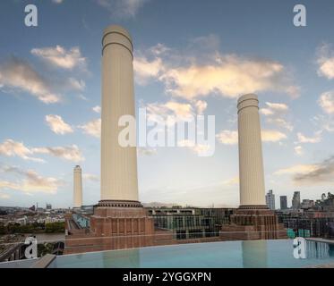 Großbritannien, England, London City, Battersea Power Station, Joia Bar und Dachterrasse, Kamine, Pink Floyd Cover der LP 'Animals', Pool Stockfoto