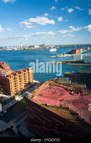 Konditaget Luders, Park and Play Dachspielplatz mit Fitnessstudio im Freien auf einem Parkplatz über der Hafenlandschaft von Kopenhagen, Nordhavn, Dänemark Stockfoto