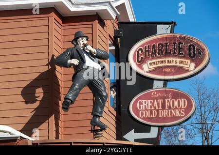 Ein lustiges Schild und eine Figur auf Charlie O's Hometown Bar & Grill in der East Market Street in Red Hook, New York. Stockfoto