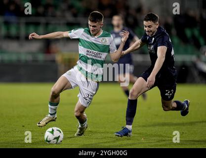 Johnny Kenny (links) der Shamrock Rovers kommt an Daniel Davies der New Saints vorbei, um das erste Tor des Spiels während des Spiels der UEFA Europa Conference League im Tallaght Stadium in Dublin zu erzielen. Bilddatum: Donnerstag, 7. November 2024. Stockfoto