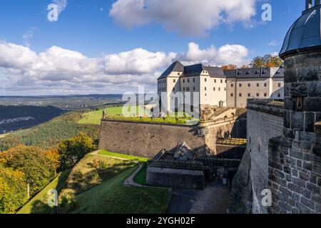 Festung Königstein im Herbst. Außenmauern der Festung. Sächsische Schweiz, Deutschland Stockfoto