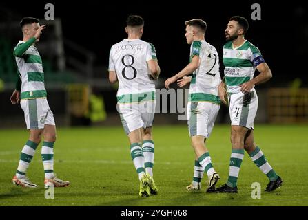 Johnny Kenny der Shamrock Rovers (Mitte rechts) feiert das erste Tor ihrer Mannschaft während des Spiels der UEFA Europa Conference League im Tallaght Stadium in Dublin. Bilddatum: Donnerstag, 7. November 2024. Stockfoto