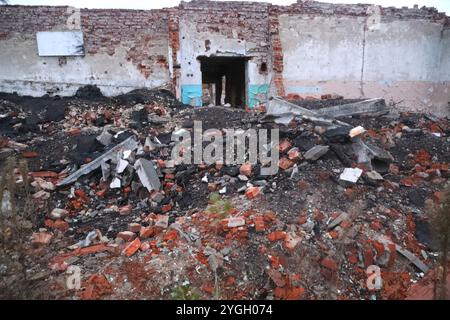 REGION CHARKIW, UKRAINE - 4. NOVEMBER 2024 - Ein Gebäude wird durch russische Bombenangriffe in der Region Charkiw im Nordosten der Ukraine zerstört. Stockfoto