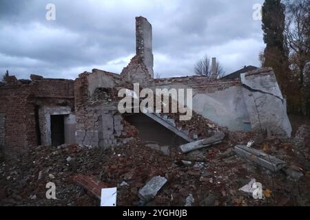 REGION CHARKIW, UKRAINE - 4. NOVEMBER 2024 - Ein Gebäude wird durch russische Bombenangriffe in der Region Charkiw im Nordosten der Ukraine zerstört. Stockfoto