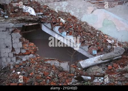 REGION CHARKIW, UKRAINE - 4. NOVEMBER 2024 - Ein Gebäude wird durch russische Bombenangriffe in der Region Charkiw im Nordosten der Ukraine zerstört. Stockfoto