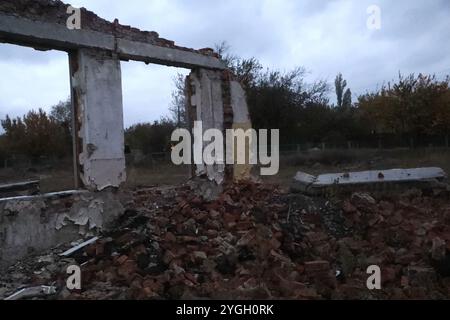 REGION CHARKIW, UKRAINE - 4. NOVEMBER 2024 - Ein Gebäude wird durch russische Bombenangriffe in der Region Charkiw im Nordosten der Ukraine zerstört. Stockfoto