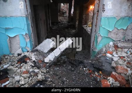 REGION CHARKIW, UKRAINE - 4. NOVEMBER 2024 - Ein Gebäude wird durch russische Bombenangriffe in der Region Charkiw im Nordosten der Ukraine zerstört. Stockfoto