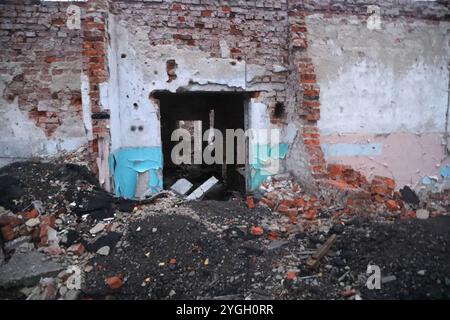 REGION CHARKIW, UKRAINE - 4. NOVEMBER 2024 - Ein Gebäude wird durch russische Bombenangriffe in der Region Charkiw im Nordosten der Ukraine zerstört. Stockfoto