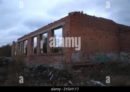 REGION CHARKIW, UKRAINE - 4. NOVEMBER 2024 - Ein Gebäude wird durch russische Bombenangriffe in der Region Charkiw im Nordosten der Ukraine zerstört. Stockfoto