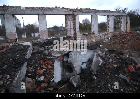 REGION CHARKIW, UKRAINE - 4. NOVEMBER 2024 - Ein Gebäude wird durch russische Bombenangriffe in der Region Charkiw im Nordosten der Ukraine zerstört. Stockfoto