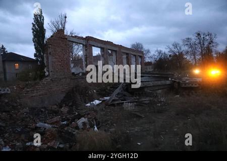 REGION CHARKIW, UKRAINE - 4. NOVEMBER 2024 - Ein Gebäude wird durch russische Bombenangriffe in der Region Charkiw im Nordosten der Ukraine zerstört. Stockfoto