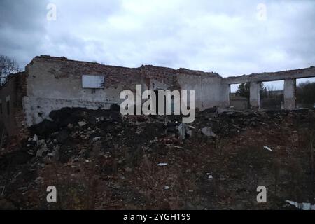REGION CHARKIW, UKRAINE - 4. NOVEMBER 2024 - Ein Gebäude wird durch russische Bombenangriffe in der Region Charkiw im Nordosten der Ukraine zerstört. Stockfoto