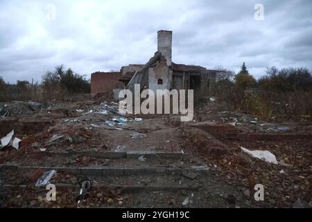 REGION CHARKIW, UKRAINE - 4. NOVEMBER 2024 - Ein Gebäude wird durch russische Bombenangriffe in der Region Charkiw im Nordosten der Ukraine zerstört. Stockfoto