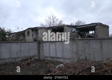 REGION CHARKIW, UKRAINE - 4. NOVEMBER 2024 - Ein Gebäude wird durch russische Bombenangriffe in der Region Charkiw im Nordosten der Ukraine zerstört. Stockfoto