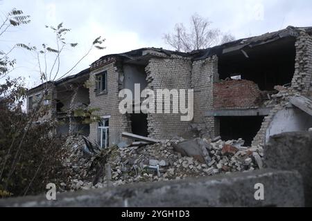 REGION CHARKIW, UKRAINE - 4. NOVEMBER 2024 - Ein Gebäude wird durch russische Bombenangriffe in der Region Charkiw im Nordosten der Ukraine zerstört. Stockfoto