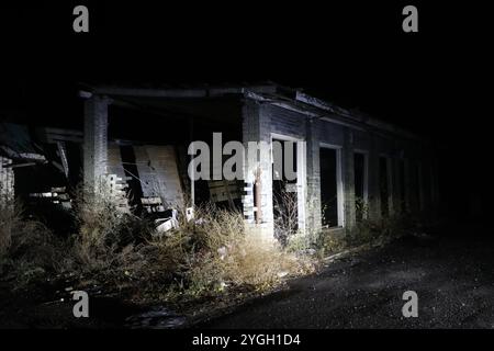 REGION CHARKIW, UKRAINE - 4. NOVEMBER 2024 - Ein Gebäude wird durch russische Bombenangriffe in der Region Charkiw im Nordosten der Ukraine zerstört. Stockfoto