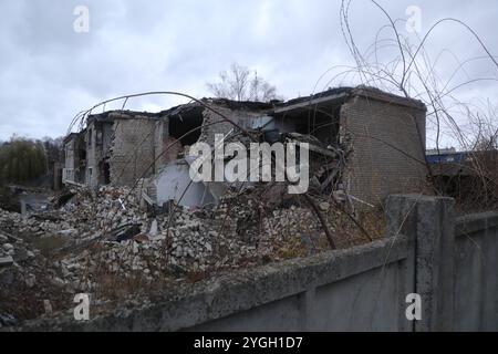 REGION CHARKIW, UKRAINE - 4. NOVEMBER 2024 - Ein Gebäude wird durch russische Bombenangriffe in der Region Charkiw im Nordosten der Ukraine zerstört. Stockfoto
