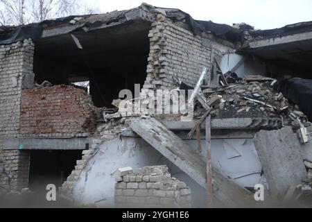 REGION CHARKIW, UKRAINE - 4. NOVEMBER 2024 - Ein Gebäude wird durch russische Bombenangriffe in der Region Charkiw im Nordosten der Ukraine zerstört. Stockfoto