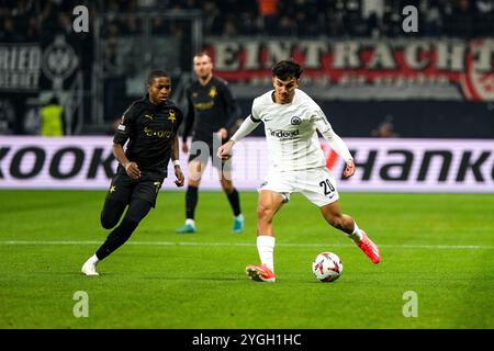 Frankfurt Am Main, Deutschland. November 2024. CAN Uzun (Eintracht Frankfurt, #20) am Ball, dahinter Oscar Dorley (SK Slavia Prag #19), GER, Eintracht Frankfurt gegen SK Slavia Prag, Fussball, UEFA Europa League, 4. Spieltag, Spielzeit 2024/25, 07.11.2024. Foto: Eibner-Pressefoto/Florian Wiegand Credit: dpa/Alamy Live News Stockfoto