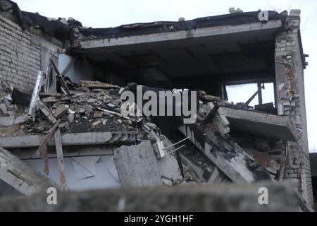REGION CHARKIW, UKRAINE - 4. NOVEMBER 2024 - Ein Gebäude wird durch russische Bombenangriffe in der Region Charkiw im Nordosten der Ukraine zerstört. Stockfoto