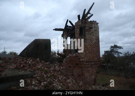 REGION CHARKIW, UKRAINE - 4. NOVEMBER 2024 - Ein Gebäude wird durch russische Bombenangriffe in der Region Charkiw im Nordosten der Ukraine zerstört. Stockfoto